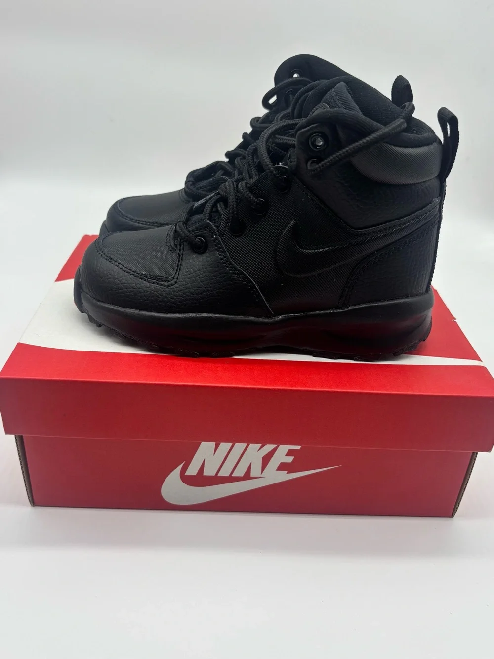 NWT Nike Manoa Kids Black High-Top Boots with Lace-Up Support